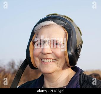 Femme âgée en casque Banque D'Images