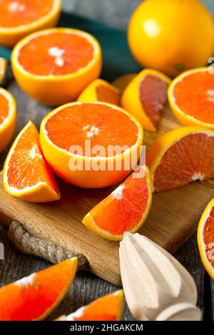 Oranges sur surface en bois rouge Banque D'Images