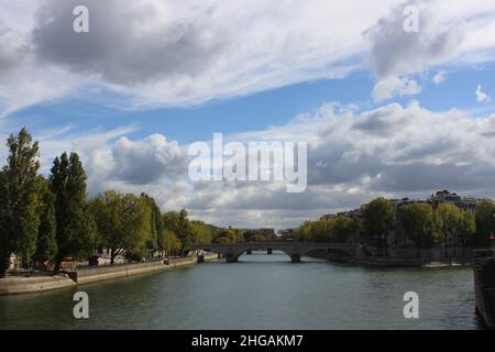 La Seine qui traverse Paris, France Banque D'Images