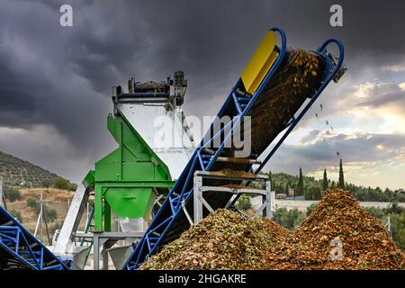 Courroies transporteuses pour l'épluchage des amandes. Banque D'Images