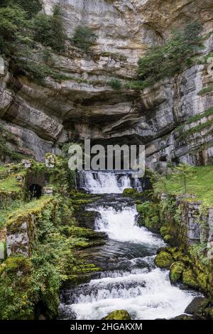 Source de la Loue, Loue, Mouthier-haute-Pierre, Département du Doubs, Bourgogne-Franche-Comté,Jura, France Banque D'Images