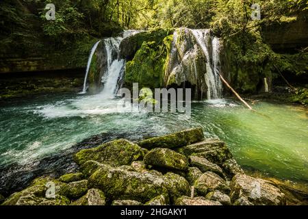 Cascade et rochers de mousse, Source de la Loue, Loue, Mouthier-haute-Pierre, Département du Doubs, Bourgogne-Franche-Comté,Jura, France Banque D'Images