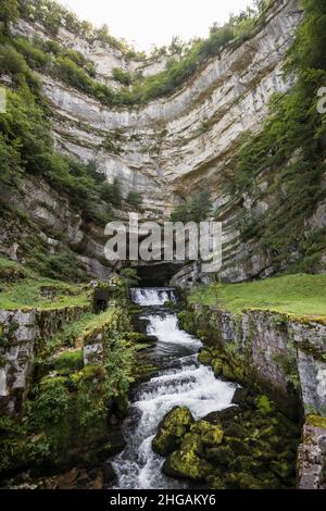 Source de la Loue, Loue, Mouthier-haute-Pierre, Département du Doubs, Bourgogne-Franche-Comté,Jura, France Banque D'Images