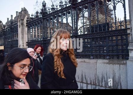 Londres, Royaume-Uni 19th janvier 2022.La vice-présidente du parti travailliste Angela Rayner quitte la Chambre des communes alors que Boris Johnson se heurte à des QG et appelle à la démission des partis de Downing Street.Credit: Vuk Valcic / Alamy Live News Banque D'Images