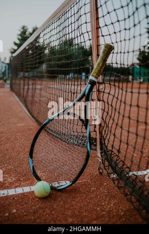 Tennis raquette et filet de tennis.Grand terrain de tennis extérieur, sports, mode de vie sain Banque D'Images