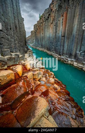 Tourist at Stuolagil Canyon, basalt columns, Egilsstadir, Iceland Banque D'Images