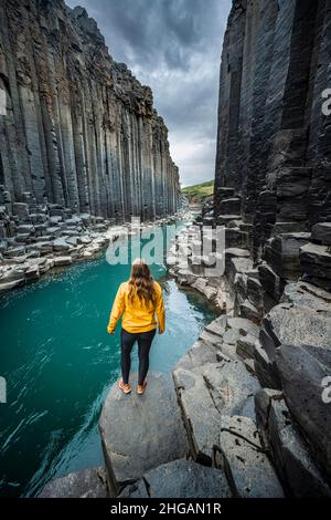 Tourist at Stuolagil Canyon, basalt columns, Egilsstadir, Iceland Banque D'Images