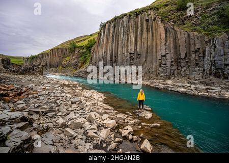 Tourist at Stuolagil Canyon, basalt columns, Egilsstadir, Iceland Banque D'Images