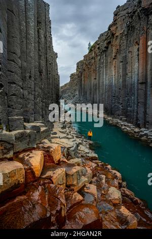Tourist at Stuolagil Canyon, basalt columns, Egilsstadir, Iceland Banque D'Images