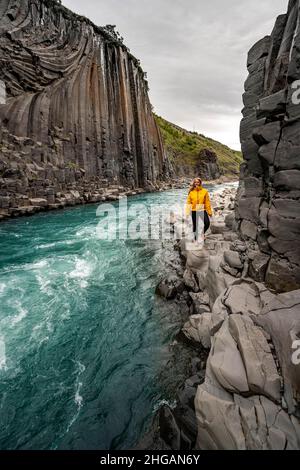 Tourist at Stuolagil Canyon, basalt columns, Egilsstadir, Iceland Banque D'Images