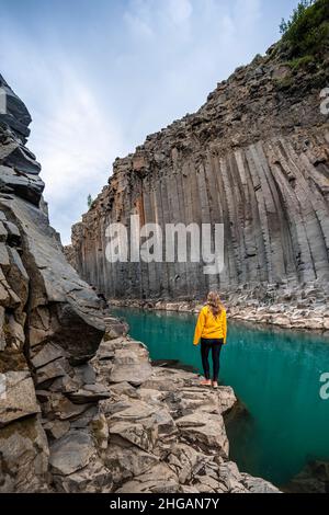 Tourist at Stuolagil Canyon, basalt columns, Egilsstadir, Iceland Banque D'Images