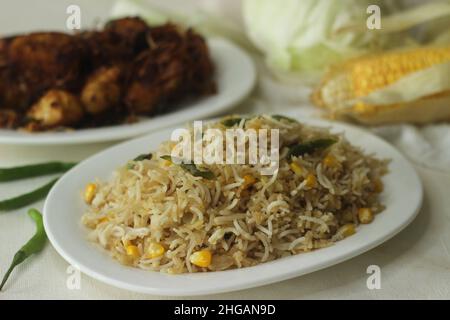 Chou maïs riz frit.Un savoureux plat de riz au chou sauté et au maïs aromatisé à l'ail.Un repas rapide servi avec du poulet rôti préparé Banque D'Images