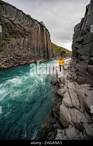 Tourist at Stuolagil Canyon, basalt columns, Egilsstadir, Iceland Banque D'Images