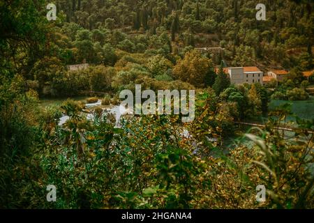 Vue sur le parc de Krka en Croatie.Cascade et arbres dans les montagnes Banque D'Images