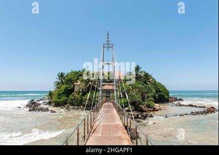 Temple bouddhiste, île tropicale, pont suspendu, temple Parey Dewa ou Paravi Dupatha, île Pigeon, Matara, province du Sud, Sri Lanka Banque D'Images