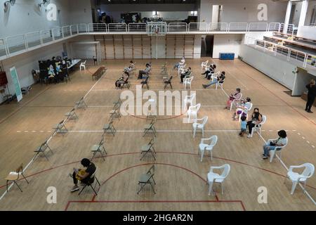 Santiago, Metropolitana, Chili.19th janvier 2022.Les gens attendent leur tour pour recevoir le vaccin Covid, dans une salle de sport à Santiago, au Chili.Le pays a déjà commencé la vaccination avec une quatrième dose chez les adultes plus âgés et les premières doses chez les enfants âgés de 3 à 5 ans.Alors que le Chili a enregistré aujourd'hui son nombre record d'infections quotidiennes depuis le début de la pandémie, 9 509, et on s'attend à ce qu'elles augmentent beaucoup plus dans les semaines à venir.(Credit image: © Matias Basualdo/ZUMA Press Wire) Credit: ZUMA Press, Inc./Alamy Live News Banque D'Images