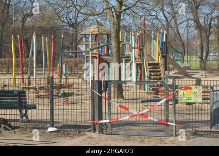 Fermé en raison de la crise de Corona, terrain de jeu vide pour enfants à Volkspark Wilmersdorf, Berlin, Allemagne Banque D'Images