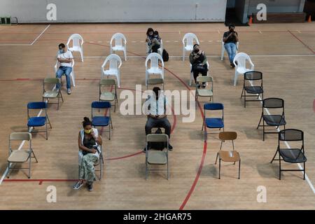 Santiago, Metropolitana, Chili.19th janvier 2022.Les gens attendent leur tour pour recevoir le vaccin Covid, dans une salle de sport à Santiago, au Chili.Le pays a déjà commencé la vaccination avec une quatrième dose chez les adultes plus âgés et les premières doses chez les enfants âgés de 3 à 5 ans.Alors que le Chili a enregistré aujourd'hui son nombre record d'infections quotidiennes depuis le début de la pandémie, 9 509, et on s'attend à ce qu'elles augmentent beaucoup plus dans les semaines à venir.(Credit image: © Matias Basualdo/ZUMA Press Wire) Credit: ZUMA Press, Inc./Alamy Live News Banque D'Images