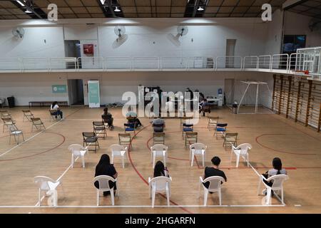 Santiago, Metropolitana, Chili.19th janvier 2022.Les gens attendent leur tour pour recevoir le vaccin Covid, dans une salle de sport à Santiago, au Chili.Le pays a déjà commencé la vaccination avec une quatrième dose chez les adultes plus âgés et les premières doses chez les enfants âgés de 3 à 5 ans.Alors que le Chili a enregistré aujourd'hui son nombre record d'infections quotidiennes depuis le début de la pandémie, 9 509, et on s'attend à ce qu'elles augmentent beaucoup plus dans les semaines à venir.(Credit image: © Matias Basualdo/ZUMA Press Wire) Credit: ZUMA Press, Inc./Alamy Live News Banque D'Images