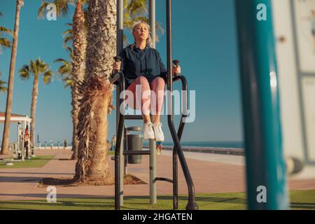 Femme adulte s'exerçant activement au bord de l'eau Banque D'Images