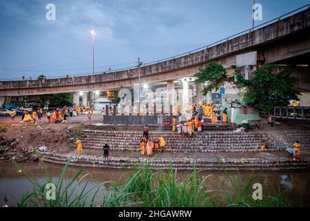 Gombak, Malaisie.18th janvier 2022.Les dévotés hindous se rassemblent tout en effectuant des rituels religieux avant de marcher vers le temple Sri Maha Mariamman Dhevassanam pendant la célébration de la Thaïlande.(Photo de Syairy Redzuan/SOPA Images/Sipa USA) crédit: SIPA USA/Alay Live News Banque D'Images