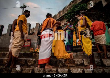 Gombak, Malaisie.18th janvier 2022.Les dévotés hindous se rassemblent tout en effectuant des rituels religieux avant de marcher vers le temple Sri Maha Mariamman Dhevassanam pendant la célébration de la Thaïlande.(Photo de Syairy Redzuan/SOPA Images/Sipa USA) crédit: SIPA USA/Alay Live News Banque D'Images