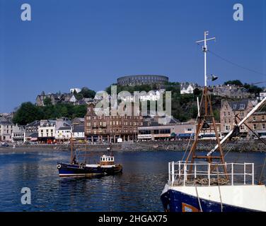 Royaume-Uni.Écosse.Oban.Vue sur la ville en bord de mer avec bateaux dans le port. Banque D'Images