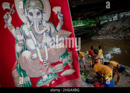 Gombak, Malaisie.18th janvier 2022.Les dévotés hindous se rassemblent tout en effectuant des rituels religieux avant de marcher vers le temple Sri Maha Mariamman Dhevassanam pendant la célébration de la Thaïlande.(Photo de Syairy Redzuan/SOPA Images/Sipa USA) crédit: SIPA USA/Alay Live News Banque D'Images