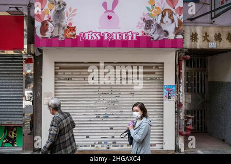 Hong Kong, Chine.19th janvier 2022.Des piétons marchent devant un magasin fermé pour animaux de compagnie qui vend des hamsters à Hong Kong.Après qu'un employé de l'animalerie a contracté Covid-19, les autorités planifient un abattage de plus de 2 000 hamsters après avoir trouvé des preuves de la transmission possible de Covid-19 d'un animal à l'autre.(Photo par Miguel Candela/SOPA Images/Sipa USA) crédit: SIPA USA/Alay Live News Banque D'Images