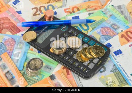 Monnaie, pièces de cent, pièces en euros, calculatrice de poche, photo de studio Banque D'Images