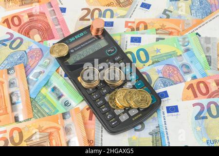 Monnaie, pièces de cent, pièces en euros, calculatrice de poche, photo de studio Banque D'Images