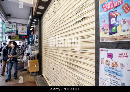 Hong Kong, Chine.19th janvier 2022.Des piétons marchent devant un magasin fermé pour animaux de compagnie qui vend des hamsters à Hong Kong.Après qu'un employé de l'animalerie a contracté Covid-19, les autorités planifient un abattage de plus de 2 000 hamsters après avoir trouvé des preuves de la transmission possible de Covid-19 d'un animal à l'autre.(Photo par Miguel Candela/SOPA Images/Sipa USA) crédit: SIPA USA/Alay Live News Banque D'Images