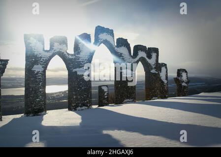 Monument de Fyrish, construit en 1782 sur la colline de Fyrish, près d'Alness en Écosse. Banque D'Images