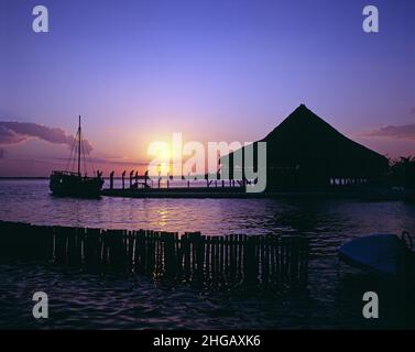 Mexique.Péninsule du Yucatan.Coucher de soleil sur la lagune de Nichupte. Banque D'Images