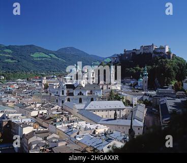 Autriche.Salzbourg.Vue sur la vieille ville avec la forteresse de Hohensalzburg au sommet d'une colline. Banque D'Images