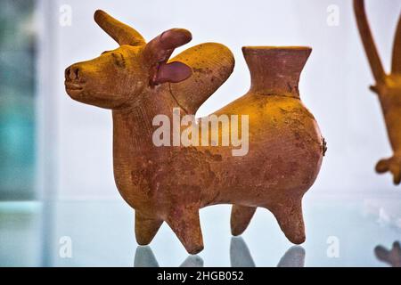 Rhyton en forme de boeuf en poterie, Rashi (Gilan), Parthians (300 BC -224 AD), Musée national, Téhéran, Téhéran, Iran Banque D'Images