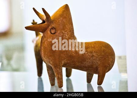 Taureau en céramique, Musée national, Téhéran, Téhéran, Iran Banque D'Images