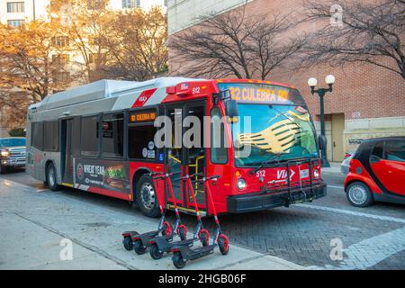 San Antonio VIA le bus public route 82 en direction de Culebra Street sur Commerce Street dans le centre-ville de San Antonio, Texas, États-Unis. Banque D'Images