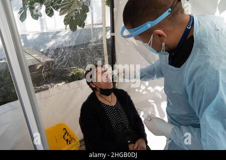 Santiago, Metropolitana, Chili.19th janvier 2022.Une femme obtient un écouvillon pour le test COVID-19 à un point mobile de test du coronavirus à Santiago, au Chili.Aujourd'hui, le Chili a enregistré son nombre record d'infections quotidiennes depuis le début de la pandémie, soit 9 509 cas, et on s'attend à ce qu'elles augmentent beaucoup plus dans les semaines à venir.(Credit image: © Matias Basualdo/ZUMA Press Wire) Credit: ZUMA Press, Inc./Alamy Live News Banque D'Images