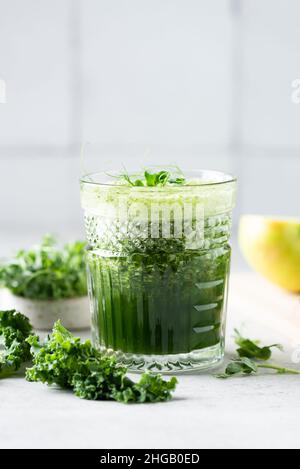 Detox Green Smoothie en verre.Jus vert végétalien Banque D'Images