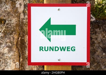 Panneau directionnel allemand 'Rundweg' qui se traduit en anglais 'Circular Trail' Banque D'Images