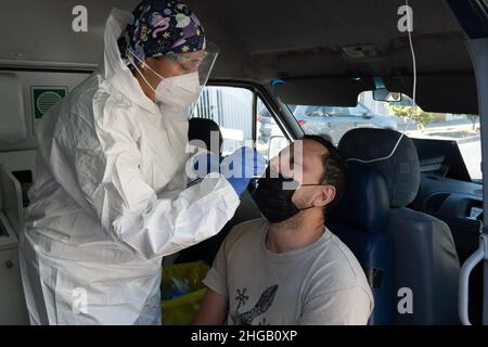 Santiago, Metropolitana, Chili.19th janvier 2022.Un homme est testé pour la maladie du coronavirus dans un camion de test mobile à Santiago, au Chili.Aujourd'hui, le Chili a enregistré son nombre record d'infections quotidiennes depuis le début de la pandémie, soit 9 509 cas, et on s'attend à ce qu'elles augmentent beaucoup plus dans les semaines à venir.(Credit image: © Matias Basualdo/ZUMA Press Wire) Credit: ZUMA Press, Inc./Alamy Live News Banque D'Images