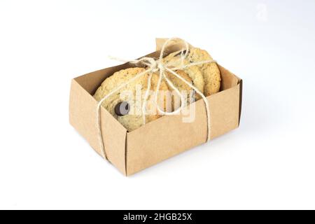 Biscuits au chocolat doux dans une boîte en papier kraft sur fond blanc.Concept de livraison à emporter romantique.Partie de l'ensemble. Banque D'Images