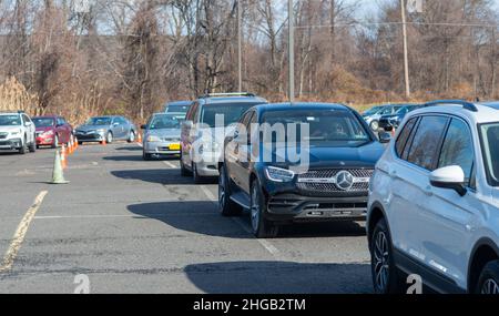 Langhorne, États-Unis.19th janvier 2022.Des centaines de résidents du comté de Bucks ont attendu dans un rapide trajet en voiture à travers la ligne dans le parking pour recevoir gratuitement les kits de test rapide COVID-19 mercredi, le 19 janvier 2022 à Sesame place à Langhorne, Pennsylvanie.L'Agence de gestion des urgences du comté et le ministère de la Santé devaient fournir 300 000 trousses d'essai au cours des prochaines semaines, de 10 h à 6 h chaque jour de distribution, dans la limite des stocks disponibles.Crédit : William Thomas Cain/Alay Live News Banque D'Images