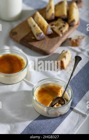 Crème brûlée.Dessert traditionnel à la crème vanille française.Crème brûlée, crème brûlée ou crème Trinity.Crème catalana espagnole Banque D'Images