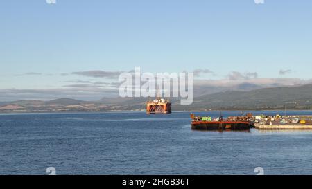 Le front de mer d'Invergordon.Invergordon est une ville de Ross et de Cromarty et est connue pour la réparation de plates-formes pétrolières. Banque D'Images