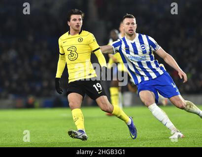 Mason Mount de Chelsea suit Adam Webster de Brighton lors du match Premier League entre Brighton & Hove Albion et Chelsea au stade Amex de Brighton, au Royaume-Uni - 18th janvier 2022 - usage éditorial uniquement.Pas de merchandising.Pour les images de football, les restrictions FA et Premier League s'appliquent inc. Aucune utilisation Internet/mobile sans licence FAPL - pour plus de détails, contactez football Dataco Banque D'Images