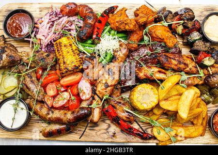 Le mélange de viande grillée et de légumes.Assiette de viande mélangée. Banque D'Images