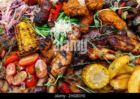 Le mélange de viande grillée et de légumes.Assiette de viande mélangée. Banque D'Images