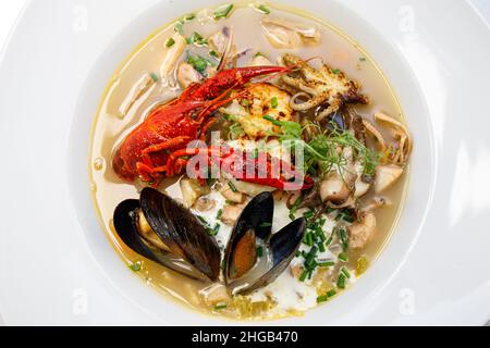 Homard de mer cuit avec moules frites dans une assiette.Gros plan vertical Banque D'Images